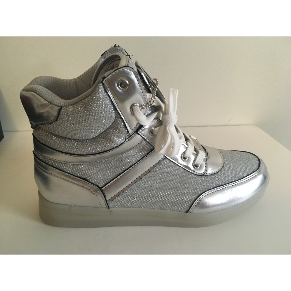 NWT Silver Bebe Sport Krysten Light Up Sneakers Size 8.5